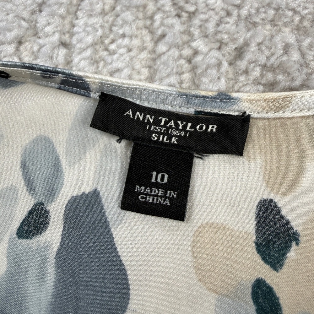 Ann Taylor Silk Blouse Women's 10 Grey Tan Abstract Animal Print Tie Neck Shell - Picture 3 of 10